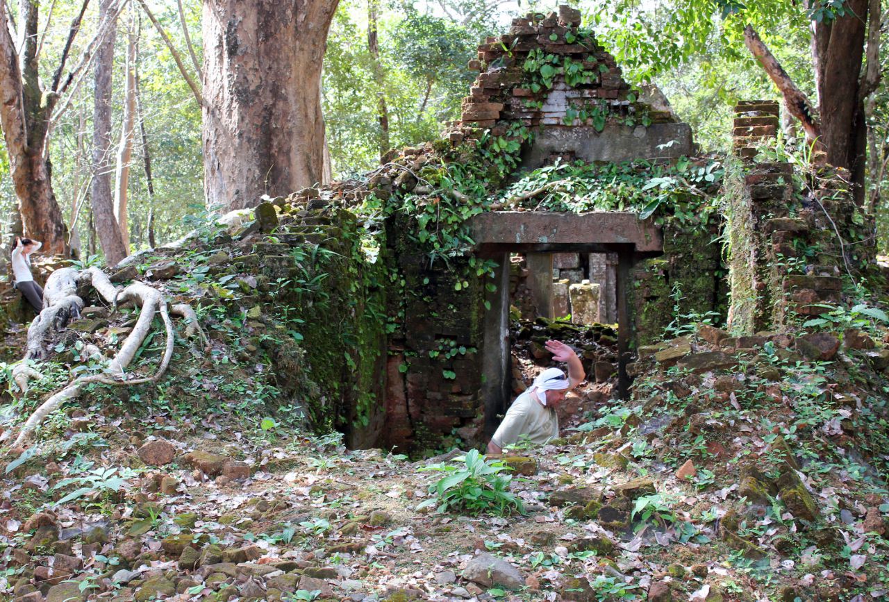 Старинная бывшая библиотека в разрушенном храме - Путешествие группы МироТворцев по Камбодже, декабрь 2012г.