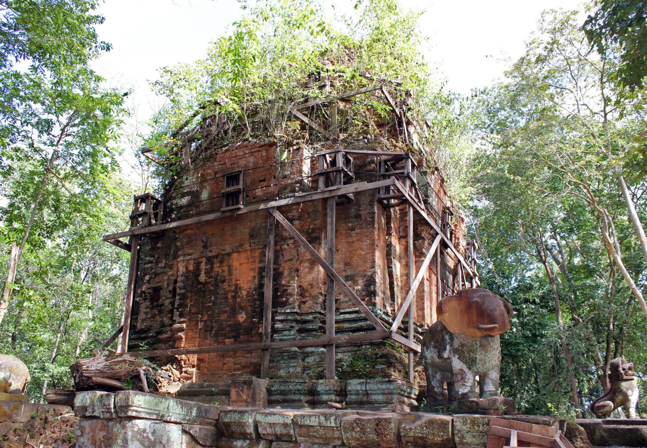 Храм с сохранившимися статуями стихиями (слон лев обезьяна и т.д.) - Путешествие группы МироТворцев по Камбодже, декабрь 2012г.