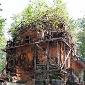 Храм с сохранившимися статуями стихиями (слон лев обезьяна и т.д.) - Путешествие  по Камбодже, декабрь 2012г.