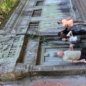 узкие проходы, обрушившиеся полностью храмы... всё потому что у них нет фундамента и они раньше держались на водной подушке, а когда её перестали поддерживать каналами - то всё просто упало - Путешествие  по Камбодже, декабрь 2012г.