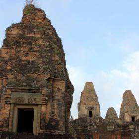 «Повернуть тело» – именно такое оригинальное значение имеет перевод названия древнего кхмерского религиозного сооружения Пре Руп (Pre Rup). Такое название храма связано с индуистским обрядом кремации, при котором тело переворачивают на погребальном костре. Этот индуистский храм был возведен в середине Х века королем Раджендраварман II (Rajendravarman). Сооружение находится в древнем Анкгоре (Angkor) и посвящено Шиве (Shiva). - Путешествие  по Камбодже, декабрь 2012г.