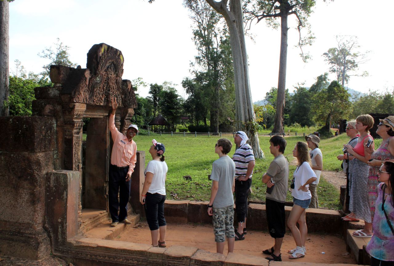Бантес Рей - Вход в храм ведет большая галерея с хорошо сохранившимися барельефами - Путешествие группы МироТворцев по Камбодже, декабрь 2012г.