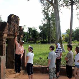 Бантес Рей - Вход в храм ведет большая галерея с хорошо сохранившимися барельефами - Путешествие  по Камбодже, декабрь 2012г.