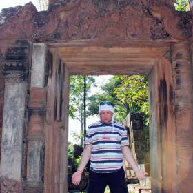 Действие у входа в храм - Путешествие  по Камбодже, декабрь 2012г.