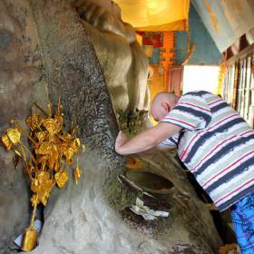 Гигантская статуя лежащего Будды находится в храме Анг Тхо, который в свою очередь стоит на огромном валуне (высотой 20 м). Вы сможете подняться к нему по деревянной лесенке, что бы увидеть 17 метровую статую. Каждый день монахи приносят туда традиционные подношения – цветы и фрукты - Путешествие  по Камбодже, декабрь 2012г.