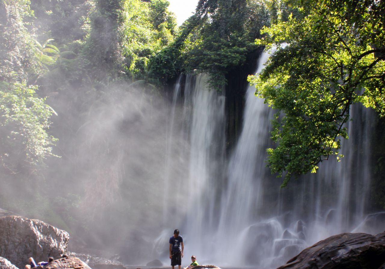 Второй большой водопад - мы трижды сплавали до него - доплыть до туда не так уж и просто - вокруг водяная пыль дышать очень тяжело, и сверху падают тонны воды - Путешествие группы МироТворцев по Камбодже, декабрь 2012г.