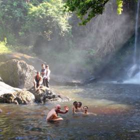 При жаре и воздухе в 40-50С водопад имеет температуру воды около 15С - ледяная вода - но удовольствие неописуемое!!! - Путешествие  по Камбодже, декабрь 2012г.