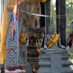 Перед слоновой терассой - стоит Большой Будда и комплекс поклонения вокруг него - Путешествие группы МироТворцев по Камбодже, декабрь 2012г.