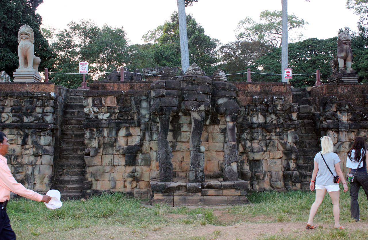 Elephant Terrace (Терасса слонов). Идем в галерею нижнего мира, открытую и найденную сравнительно недавно - Путешествие группы МироТворцев по Камбодже, декабрь 2012г.