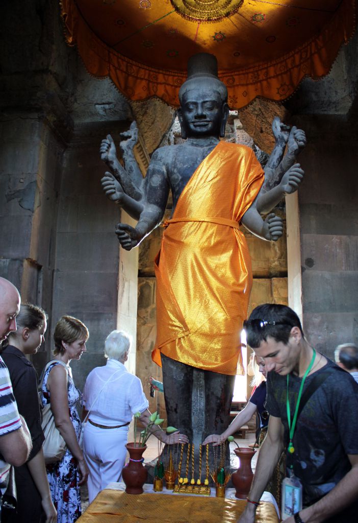 В храме чистых желаний, Будда исполняющий желания, обряд вокруг статуи - Путешествие группы МироТворцев по Камбодже, декабрь 2012г.