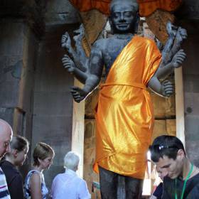 В храме чистых желаний, Будда исполняющий желания, обряд вокруг статуи - Путешествие  по Камбодже, декабрь 2012г.
