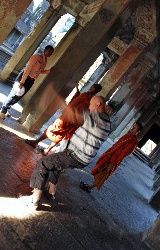 Во время действия откуда ни возьмись появились монахи и стояли именно в этом месте пока действие не закончили - Путешествие группы МироТворцев по Камбодже, декабрь 2012г.