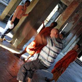 Во время действия откуда ни возьмись появились монахи и стояли именно в этом месте пока действие не закончили - Путешествие  по Камбодже, декабрь 2012г.