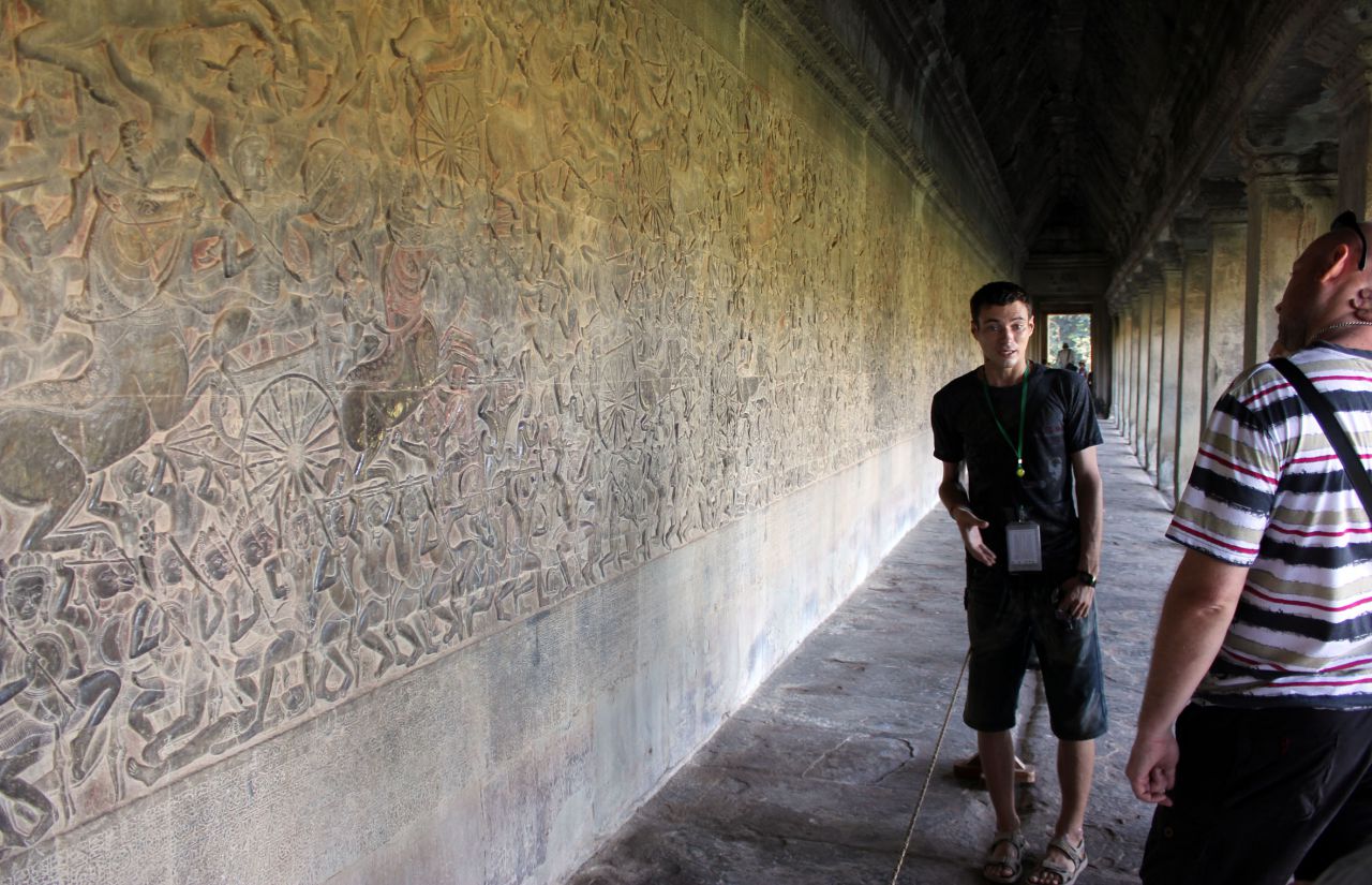 Двигаемся дальше по Анкору - Барельефы единственные хорошо сохранившиемя - Путешествие группы МироТворцев по Камбодже, декабрь 2012г.