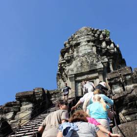 Идем на третий уровень храма - в Рай, туда гиды не ходят в рай часто нельзя - а то призовет к себе, гиды свято в это верят - Путешествие  по Камбодже, декабрь 2012г.