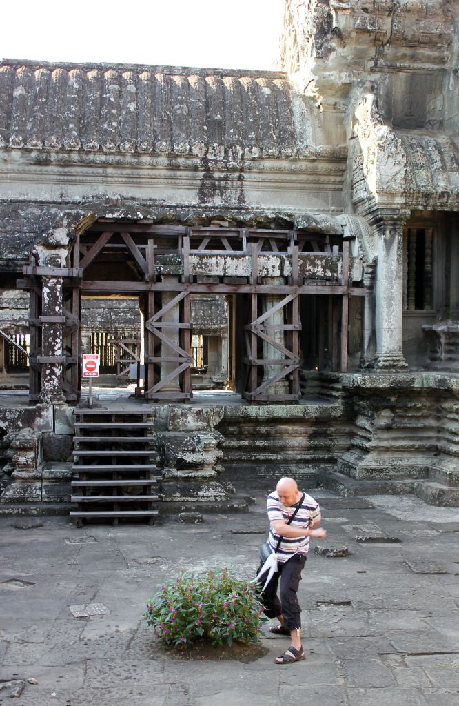 Третий уровень - РАЙ: 4 Будды, 4 стороны света, 4 зала, 4 квадрата объединённого в один, в каждом действие с мыслеформой - Путешествие группы МироТворцев по Камбодже, декабрь 2012г.