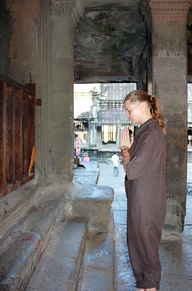 Молитва одному из 4х Будд - Путешествие группы МироТворцев по Камбодже, декабрь 2012г.