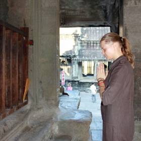 Молитва одному из 4х Будд - Путешествие группы МироТворцев по Камбодже, декабрь 2012г.