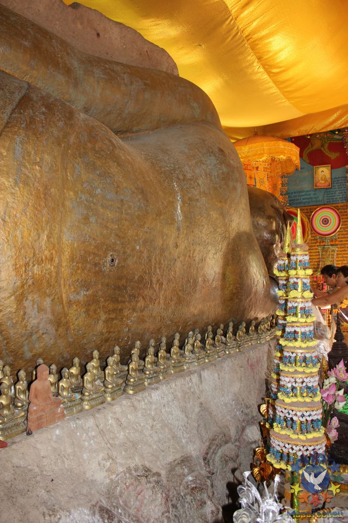 Будда, на вершине горы. В Пном Кулене на горе есть небольшой, узенький храм. Там прямо из камня высечена большая фигура лежащего Будды. Она символизирует превосходство новой религии (буддизма) над прежней (индуизмом).  - Путешествие группы МироТворцев по Камбодже, декабрь 2012г.