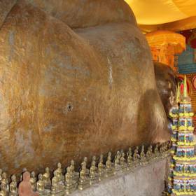 Будда, на вершине горы. В Пном Кулене на горе есть небольшой, узенький храм. Там прямо из камня высечена большая фигура лежащего Будды. Она символизирует превосходство новой религии (буддизма) над прежней (индуизмом).  - Путешествие  по Камбодже, декабрь 2012г.