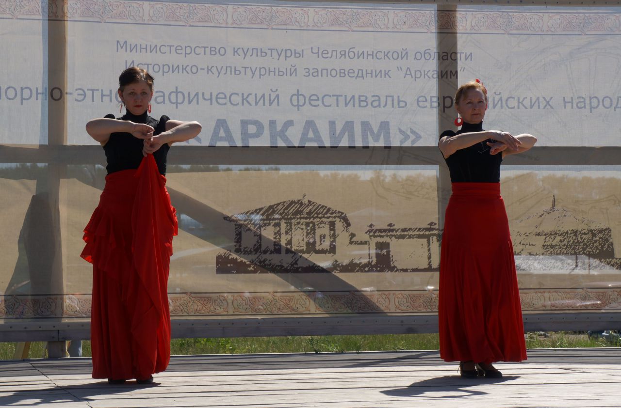 Людмила Зубова и Надежда Маклакова с испанским танцем - Фотоотчет: Аркаим июнь 2013.