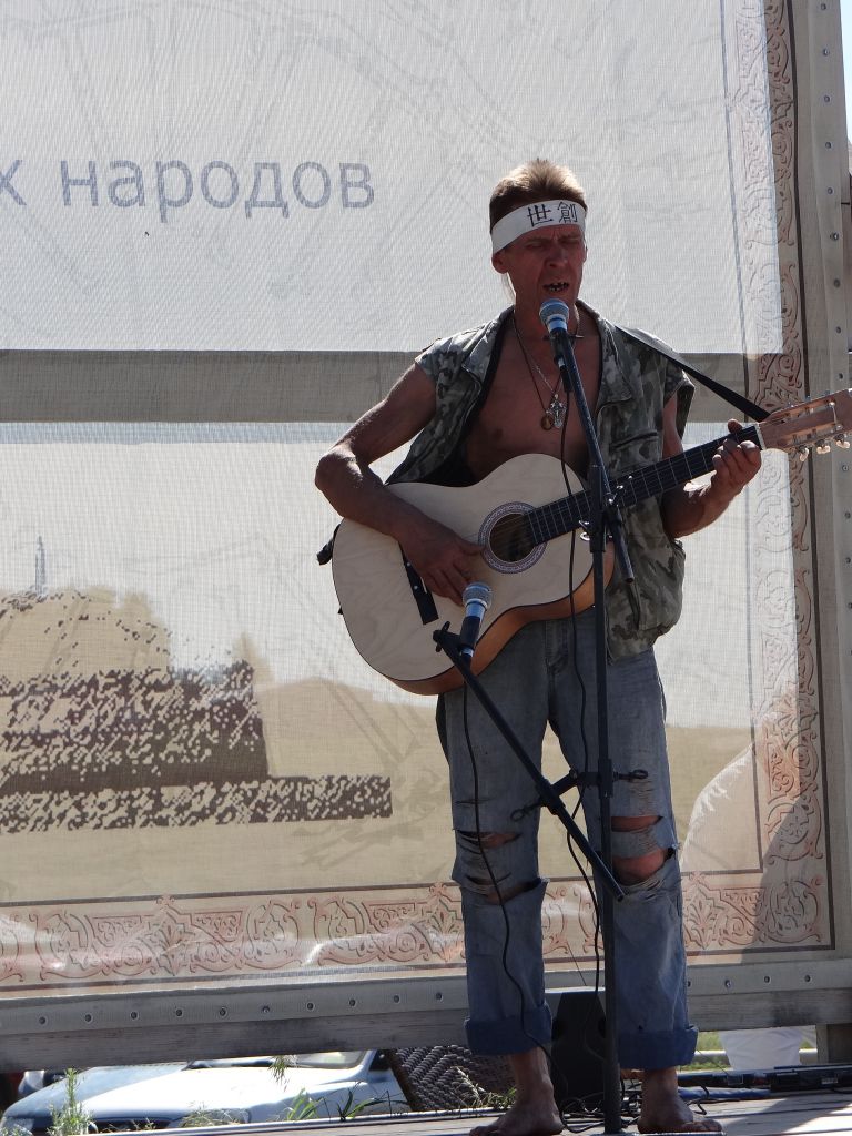 Обожин Вячеслав, исполняет авторскую песню  - Фотоотчет: Аркаим июнь 2013.
