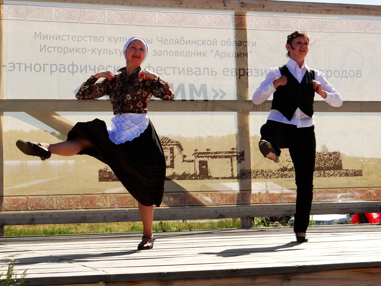 Людмила Зубова и Надежда Маклакова с еврейским танцем - Фотоотчет: Аркаим июнь 2013.