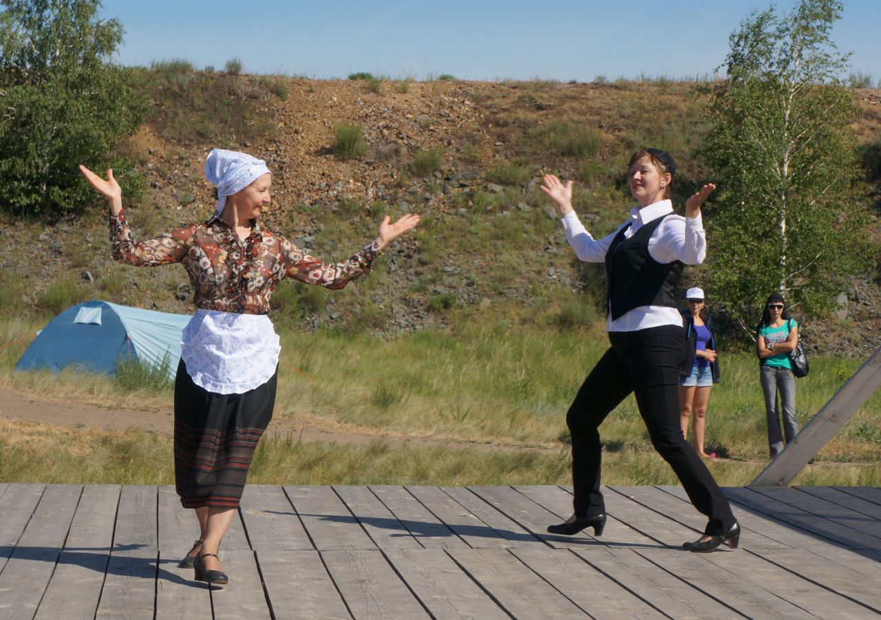 Людмила Зубова и Надежда Маклакова с еврейским танцем - Фотоотчет: Аркаим июнь 2013.
