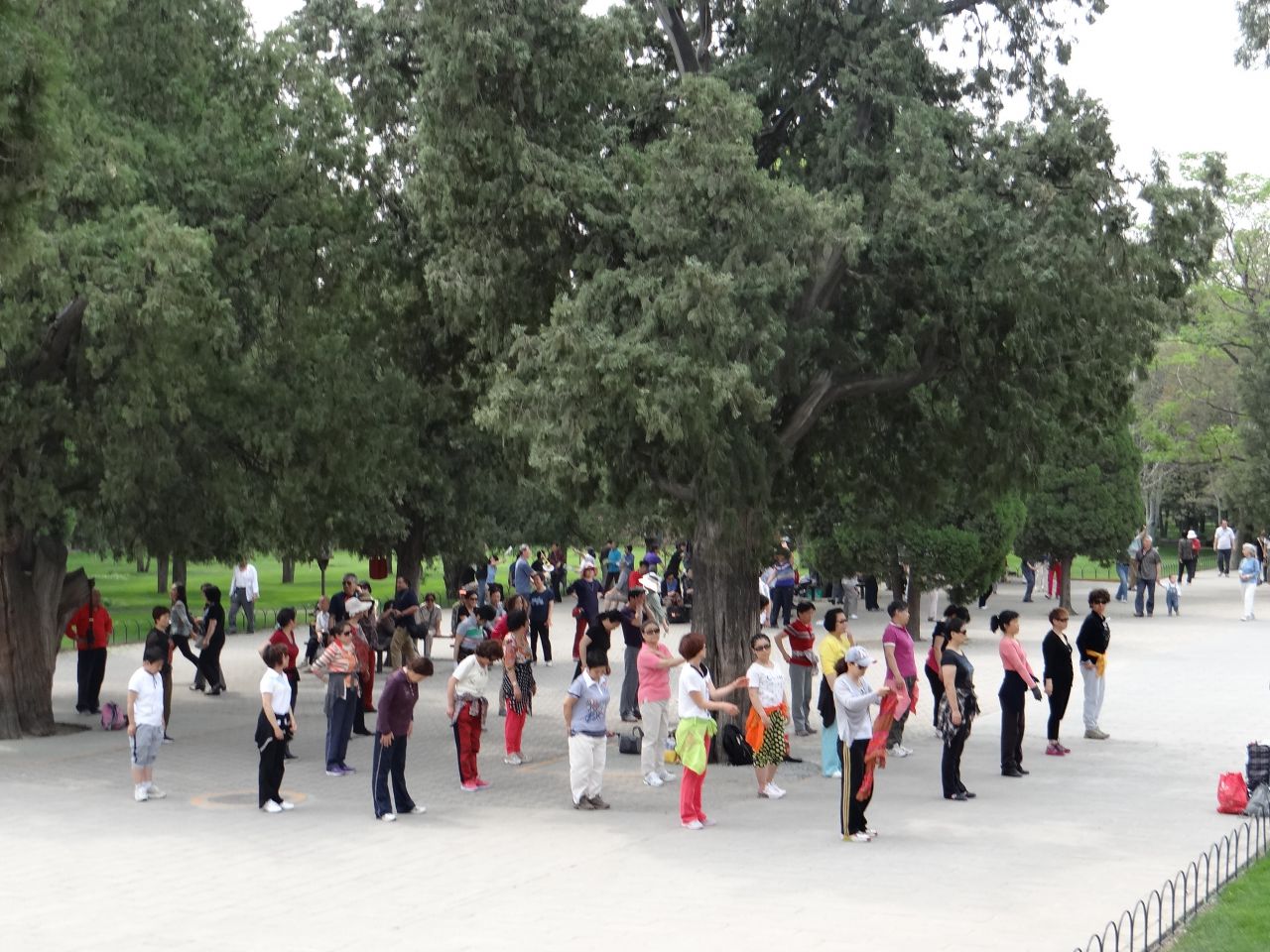 Парки Китая утром полны людей занимающихся гимнастикой. - Китай. Май-июнь 2013. Часть 1, Пекин.