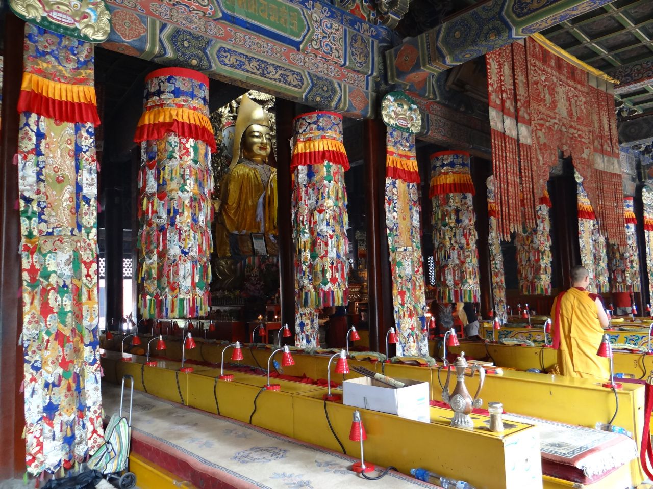 Зал Колеса Закона , украшенный пятью позолоченными пагодами, служил местом для чтения священных книг и проведения религиозных мероприятий. В зале находится большая (в 6 метров высотой ) позолоченная статуя Цонкапа на цветке лотоса - Китай. Май-июнь 2013. Часть 1, Пекин.