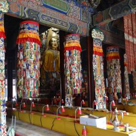 Зал Колеса Закона , украшенный пятью позолоченными пагодами, служил местом для чтения священных книг и проведения религиозных мероприятий. В зале находится большая (в 6 метров высотой ) позолоченная статуя Цонкапа на цветке лотоса - Китай. Май-июнь 2013. Часть 1, Пекин.