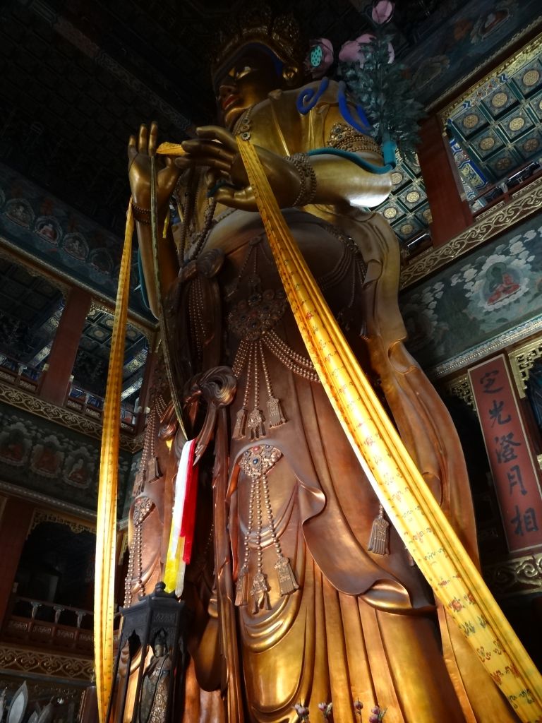 Павильон Десяти Тысяч Радостей  также называется Башня Великого Будды. В центре этого строения находится невероятно высокая (26 метров) статуя Майтрейи - Будды Будущего, вырезанной из цельного ствола белого сандалового дерева. Стоил он 80,000 лян серебра (2500 кг серебра). Высота статуи над землей 18 метров, а в землю она вкопана на 8 метров. На транспортировку ствола из Непала в Пекин ушло три года. Причем сначала вкопали ствол в нужном месте, а затем вокруг него возвели стены и крышу здания, и лишь после этого вырезали саму статую.  - Китай. Май-июнь 2013. Часть 1, Пекин.