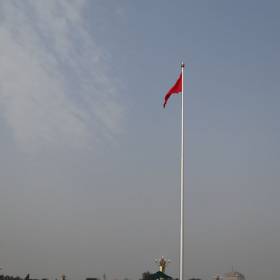Еще одна достопримечательность, расположенная непосредственно на Площади Тяньаньмэнь - флагшток с поднятым национальным флагом.  Церемония поднятия государственного флага проводится каждый день рано утром на восходе солнца. Выполняют ее солдаты Народной Освободительной Армии, марширующие строго в ритме 108 шагов в минуту, 75 см за шаг.  - Китай. Май-июнь 2013. Часть 1, Пекин.