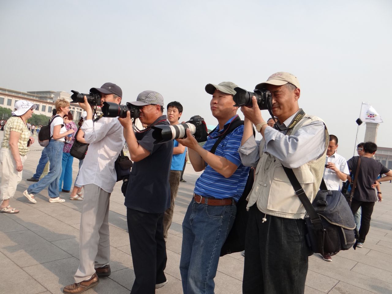 Гуляющие дружным составом люди вызывают неподдельное внимание китайцев, мы фоткаем их - они нас - Китай. Май-июнь 2013. Часть 1, Пекин.