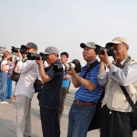 Гуляющие дружным составом люди вызывают неподдельное внимание китайцев, мы фоткаем их - они нас - Китай. Май-июнь 2013. Часть 1, Пекин.