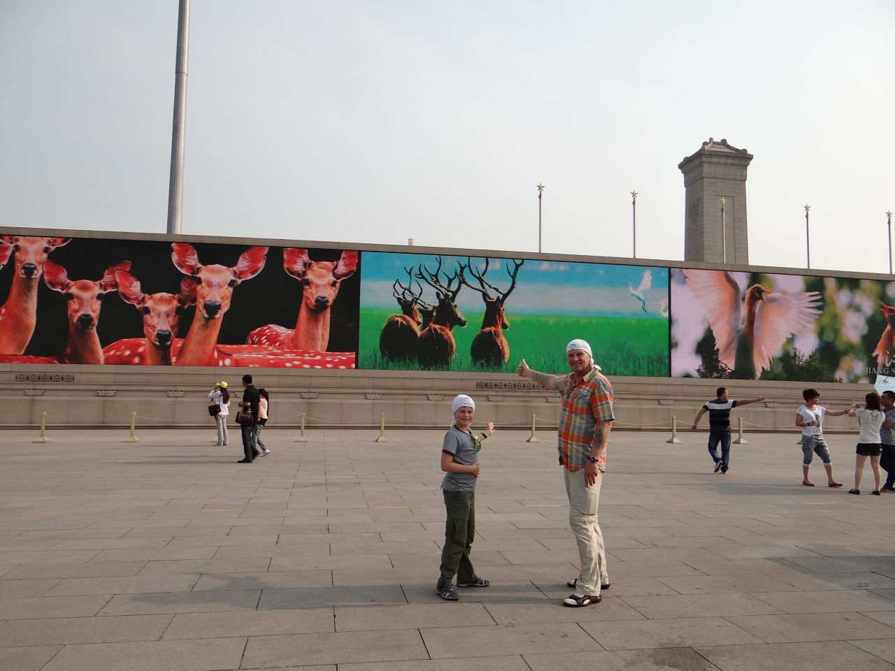 Огромные экраны на площади, показывающие великолепные виды Китая - Китай. Май-июнь 2013. Часть 1, Пекин.