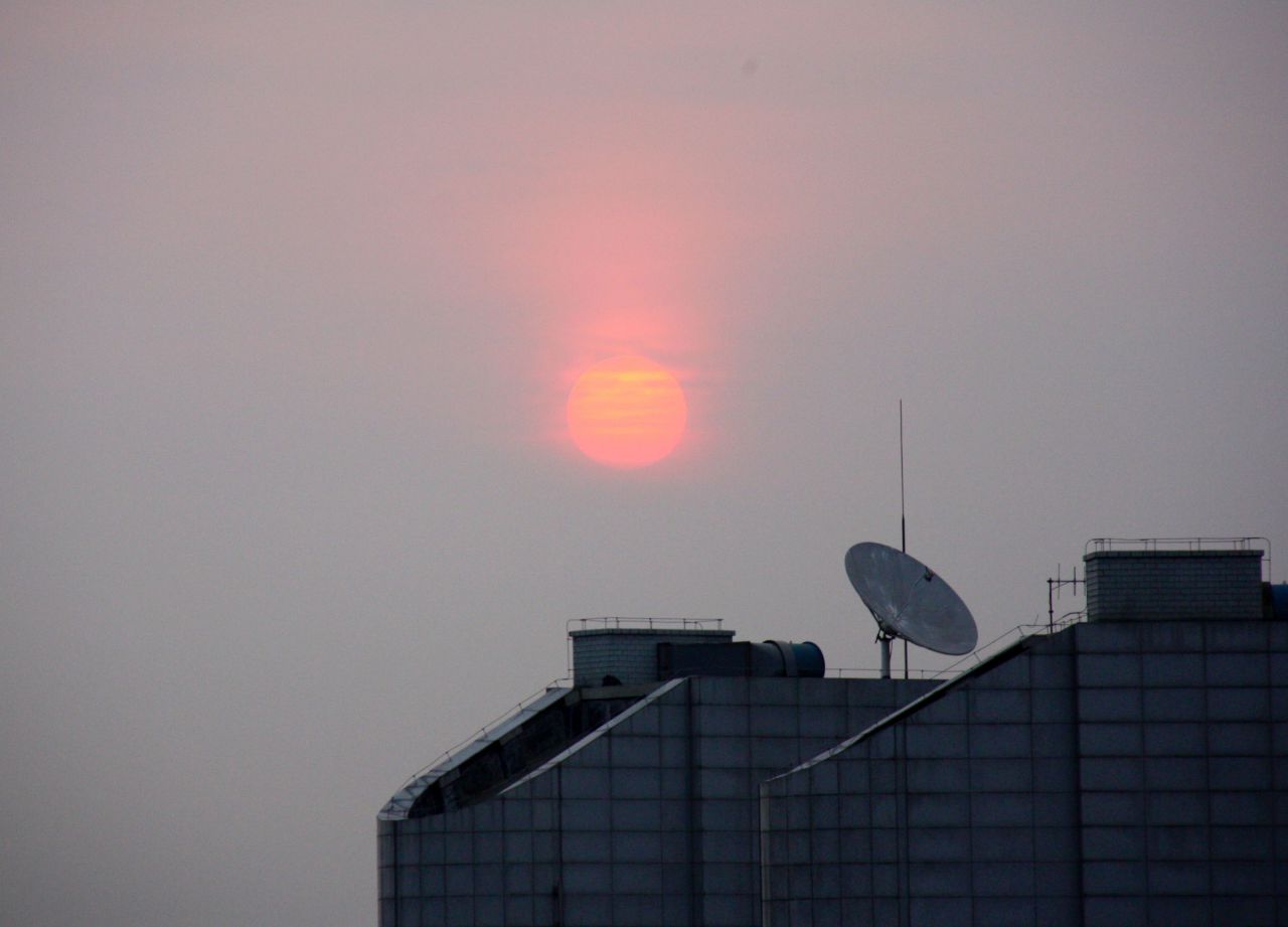 5 утра. Из окна отеля встречаем солнце, оно начинает проявляется уже высоко  в небе. - Китай. Май-июнь 2013. Часть 1, Пекин.