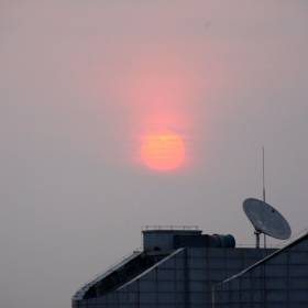 5 утра. Из окна отеля встречаем солнце, оно начинает проявляется уже высоко  в небе. - Китай. Май-июнь 2013. Часть 1, Пекин.