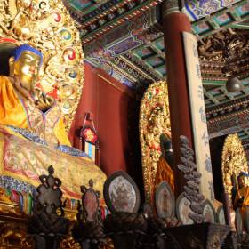 На центральном алтаре зала стоят три бронзовые статуи Будды трех возрастов. Сакьямуни (Sakyamuni) - Будда Настоящего в центре, Yeja - Будда Прошлого справа и Майтрея (Maitreya) - Будда Будущего слева. Перед Сакьямуни расположены статуи его двух учеников - Ананда (Ananda) слева и Махакасяпа (Mahakasyapa) справа. В руках некоторых Будд - ленты, известные как хата (hada) - наиболее ценный подарок Знатным - Китай. Май-июнь 2013. Часть 1, Пекин.