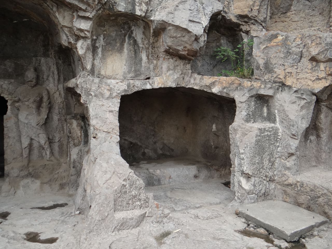 В истории мировой скульптуры пещеры Лунмэнь (Longmen) занимают очень важное место, и это лишь одна из причин, по которой эти пещеры были внесены в список мирового культурного наследия ЮНЕСКО.  - Китай. Май-июнь 2013. Часть2. Лоянь.