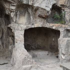 В истории мировой скульптуры пещеры Лунмэнь (Longmen) занимают очень важное место, и это лишь одна из причин, по которой эти пещеры были внесены в список мирового культурного наследия ЮНЕСКО.  - Китай. Май-июнь 2013. Часть2. Лоянь.