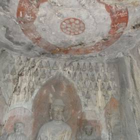 Ваньфо Дун – Пещера десяти тысяч Будд (Wanfo Dong Ten) . Эта пещера относится ко времени династии Тан: ее сооружение было закончена в 680 г. Пещера почти квадратная в плане, главная композиция – триада Будды Амитабхи. Центральная фигура пещеры – статуя Будды Амитабхи, сидящая на восьмиугольном лотосовом троне, который поддерживается фигурками силачей. Слева от Будда Амитабхи – Бодхисатва Гуаньинь (Авалокитешвара), справа – Бодхисатва Махастхамапрапта. На стенах за Буддой и бодхисатвами изображены пламенеющие нимбы. - Китай. Май-июнь 2013. Часть2. Лоянь.