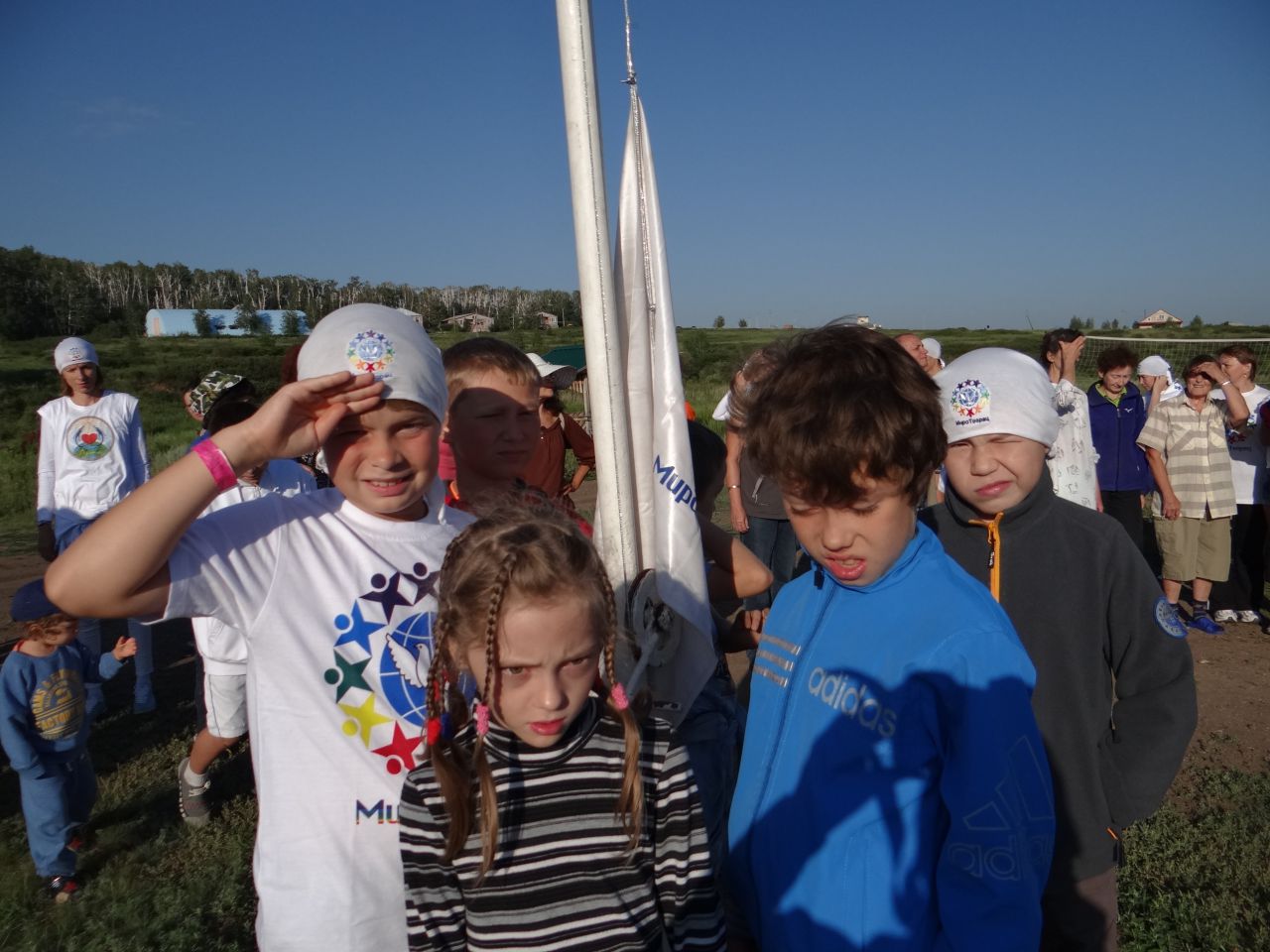 Поднимают флаг традиционно  дети. - Фотоотчет: Аркаим июль 2013.