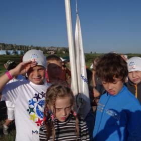 Поднимают флаг традиционно  дети. - Фотоотчет: Аркаим июль 2013.