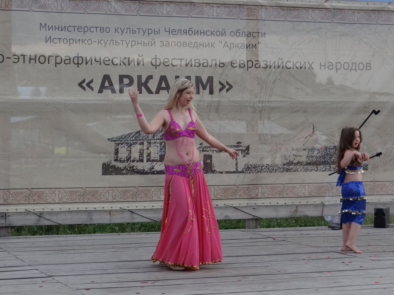 Восточные танцы, мама с дочкой. - Фотоотчет: Аркаим июль 2013.