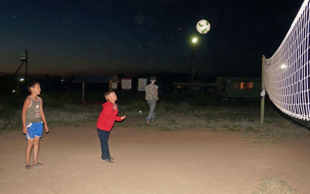 Детям даже ночью найдется, во что поиграть. - Фотоотчет: Аркаим июль 2013.