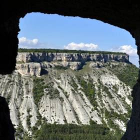 Виды из пещер Чуфут-Кале - Лицом к Лицу с Мангупом. Эдуард Федосов