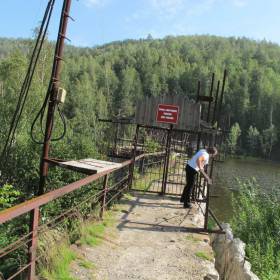 мост на другой берег, закрыт но можно без труда перелезть через ограждения - Урочище «Пороги», август 2013г.