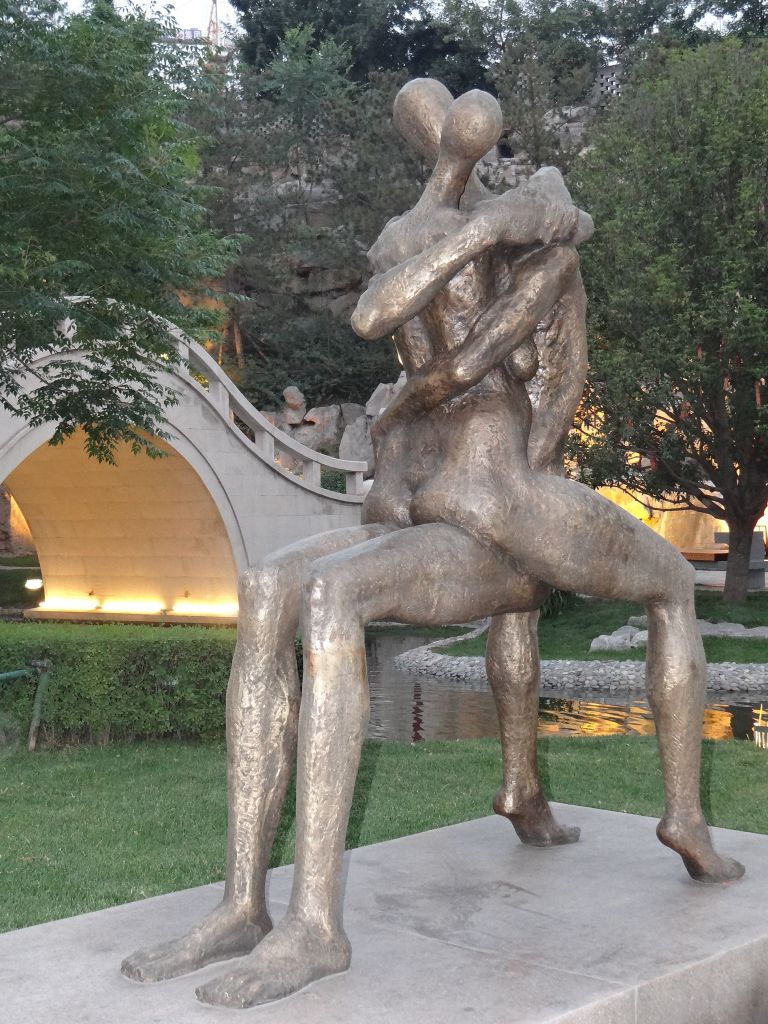 Одна из многочисленных скульптурных композиций Сианя. - Китай. Май-июнь 2013. Часть 3. Сиань.