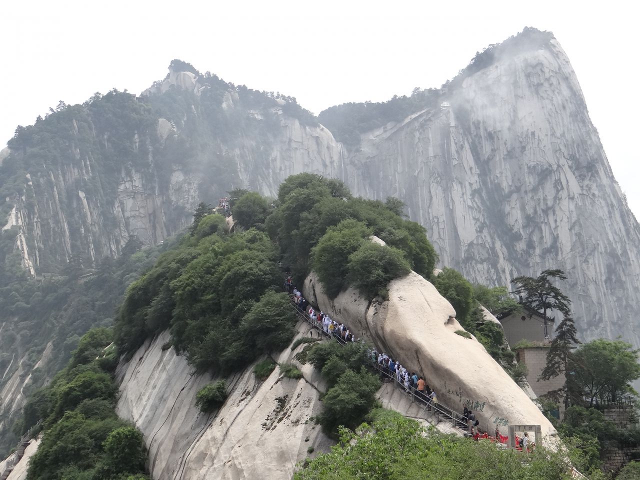 В районе гор Хуаншань, насчитывается 77 пиков выше 1 000 м над уровнем моря. - Китай. Май-июнь 2013. Часть 4. Горы Хуаншань.